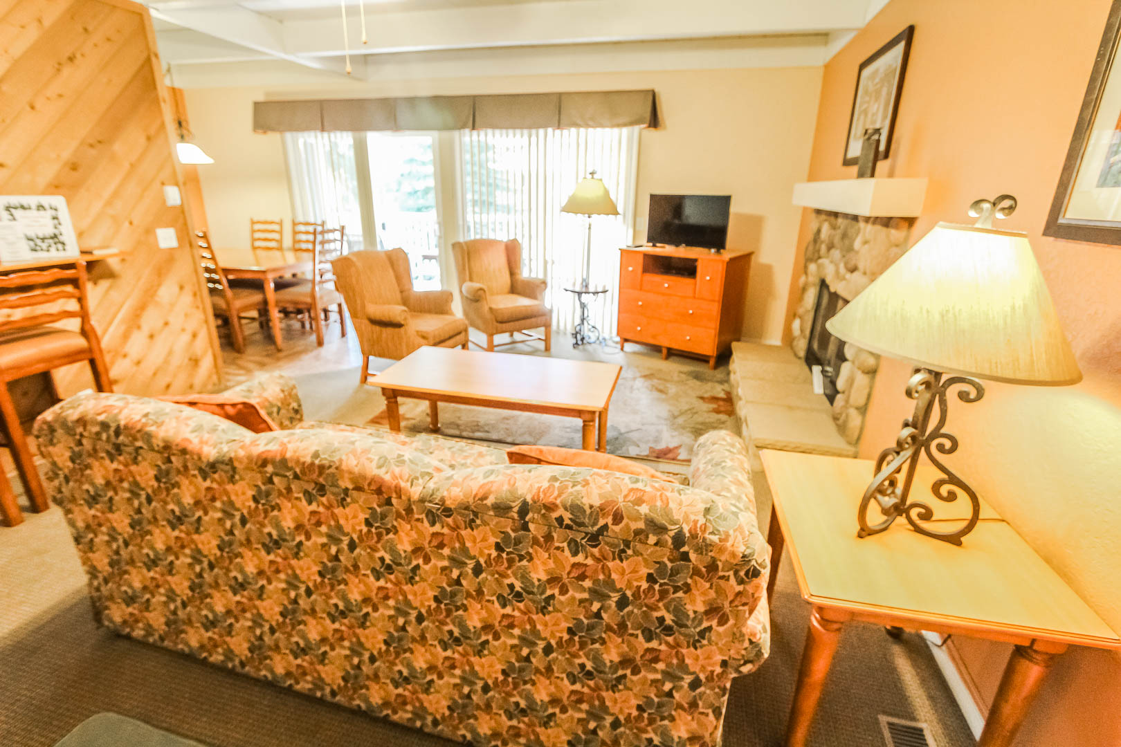 A vibrant living room area at VRI's Lake Arrowhead Chalets in California.
